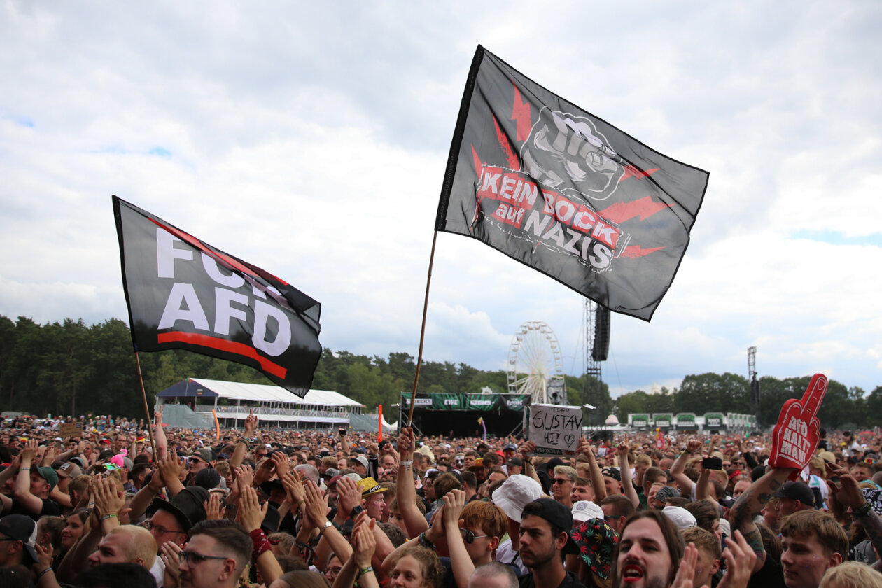 Der Festivaltsonntag ließ die Fans noch einmal ausrasten: Bring Me The Horizon, Deichkind, Feine Sahne Fischfielt, Sum 41, The Offspring u.a. – Fuck Nazis!