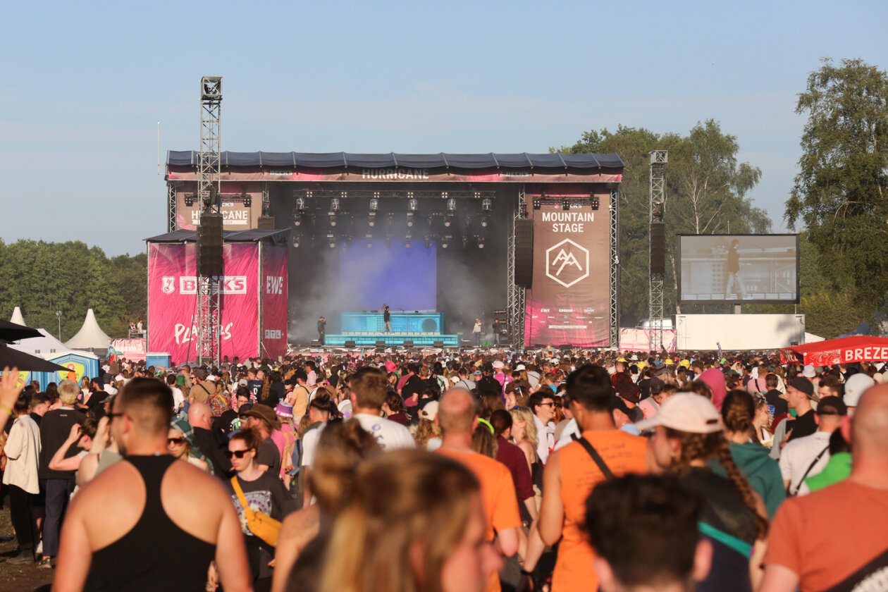 Der Festivaltsonntag ließ die Fans noch einmal ausrasten: Bring Me The Horizon, Deichkind, Feine Sahne Fischfielt, Sum 41, The Offspring u.a. – Mountain Stage.