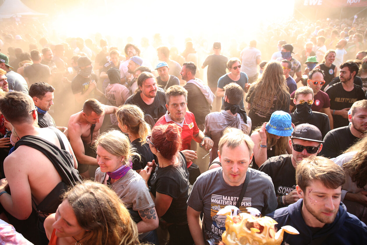 Willkommene Auszeit: 78.000 Fans feiern auf dem Eichenring. – Hurricane.