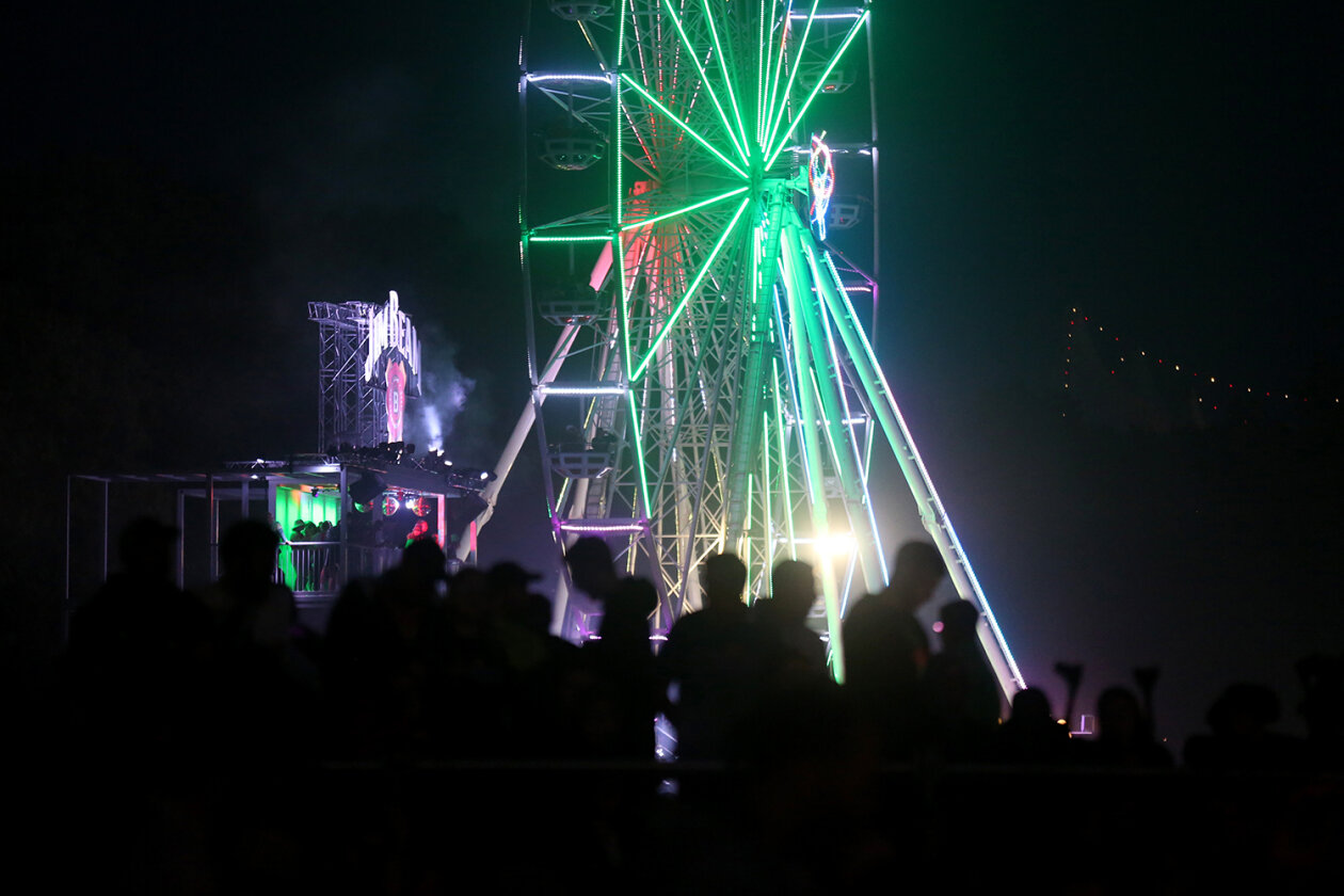 Willkommene Auszeit: 78.000 Fans feiern auf dem Eichenring. – Hurricane.