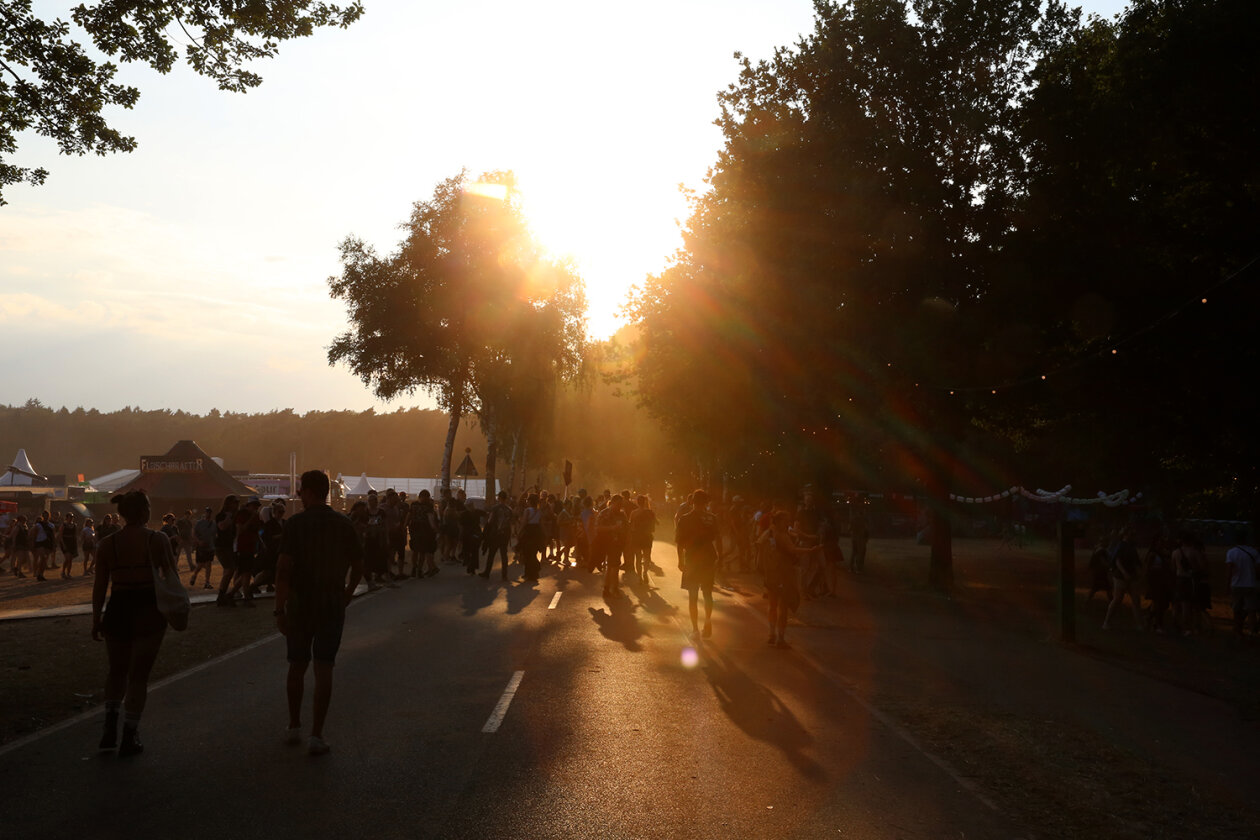 Willkommene Auszeit: 78.000 Fans feiern auf dem Eichenring. – Abendstimmung.