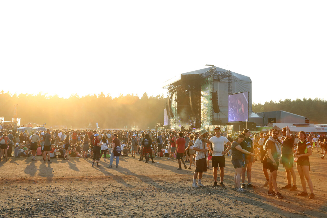 Willkommene Auszeit: 78.000 Fans feiern auf dem Eichenring. – Abendstimmung.