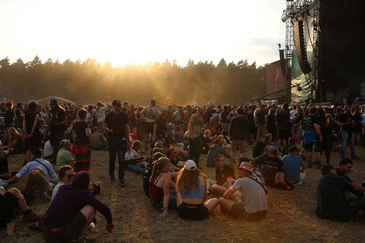 Willkommene Auszeit: 78.000 Fans feiern auf dem Eichenring. – Am frühen Abend.