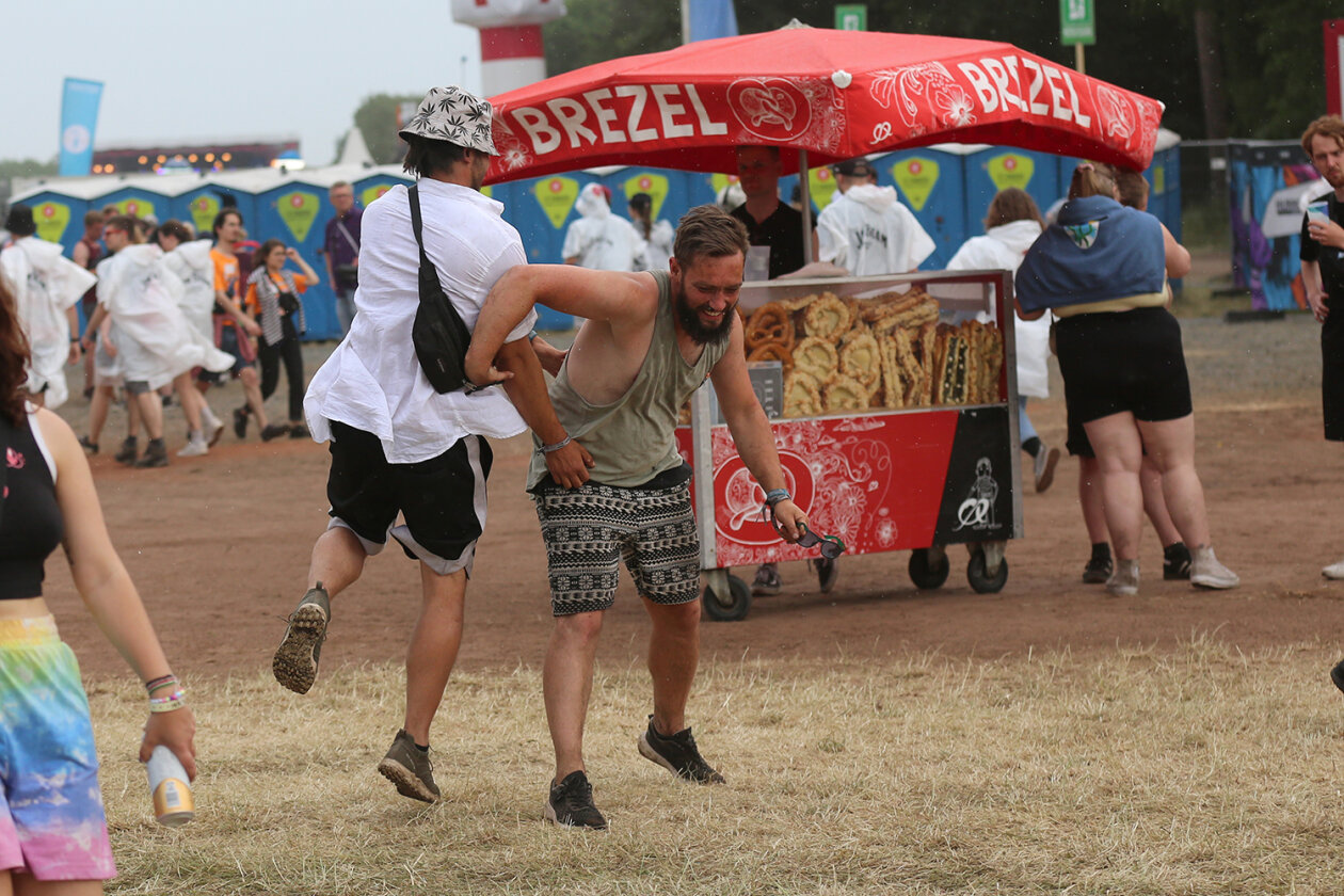 Willkommene Auszeit: 78.000 Fans feiern auf dem Eichenring. – Buddies.