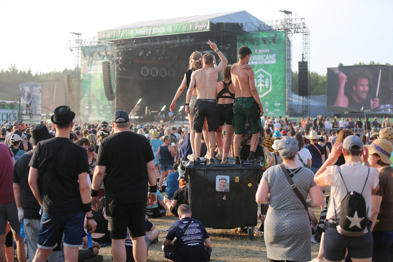 Willkommene Auszeit: 78.000 Fans feiern auf dem Eichenring. – Fans.