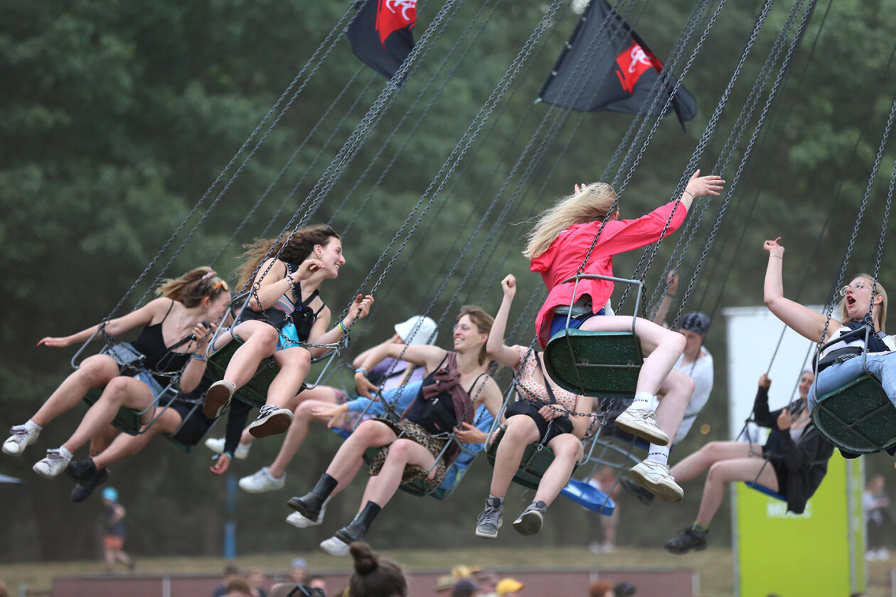 Willkommene Auszeit: 78.000 Fans feiern auf dem Eichenring. – Festival-Atmo.