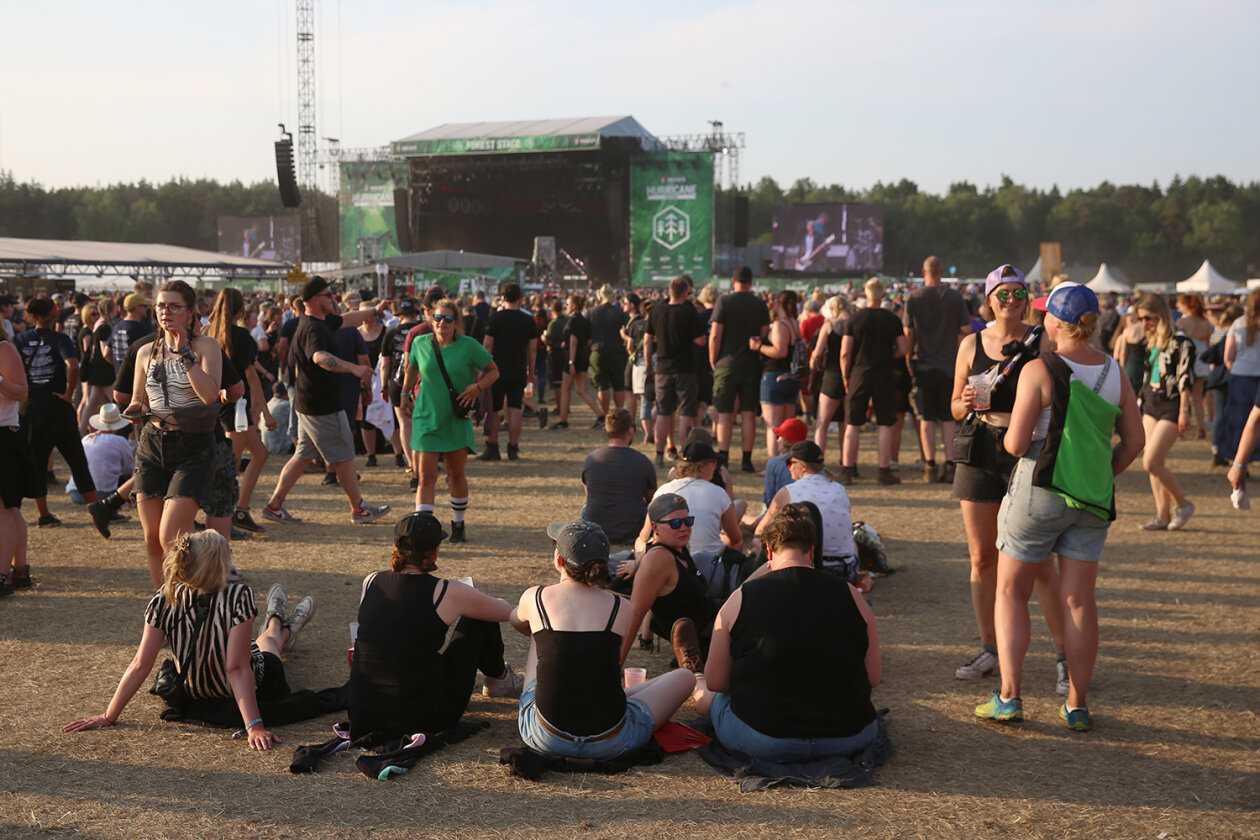 Willkommene Auszeit: 78.000 Fans feiern auf dem Eichenring. – Festival-Atmo.