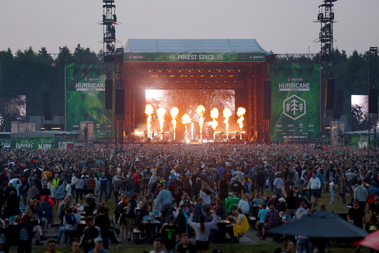 Willkommene Auszeit: 78.000 Fans feiern auf dem Eichenring. – Firestarter.