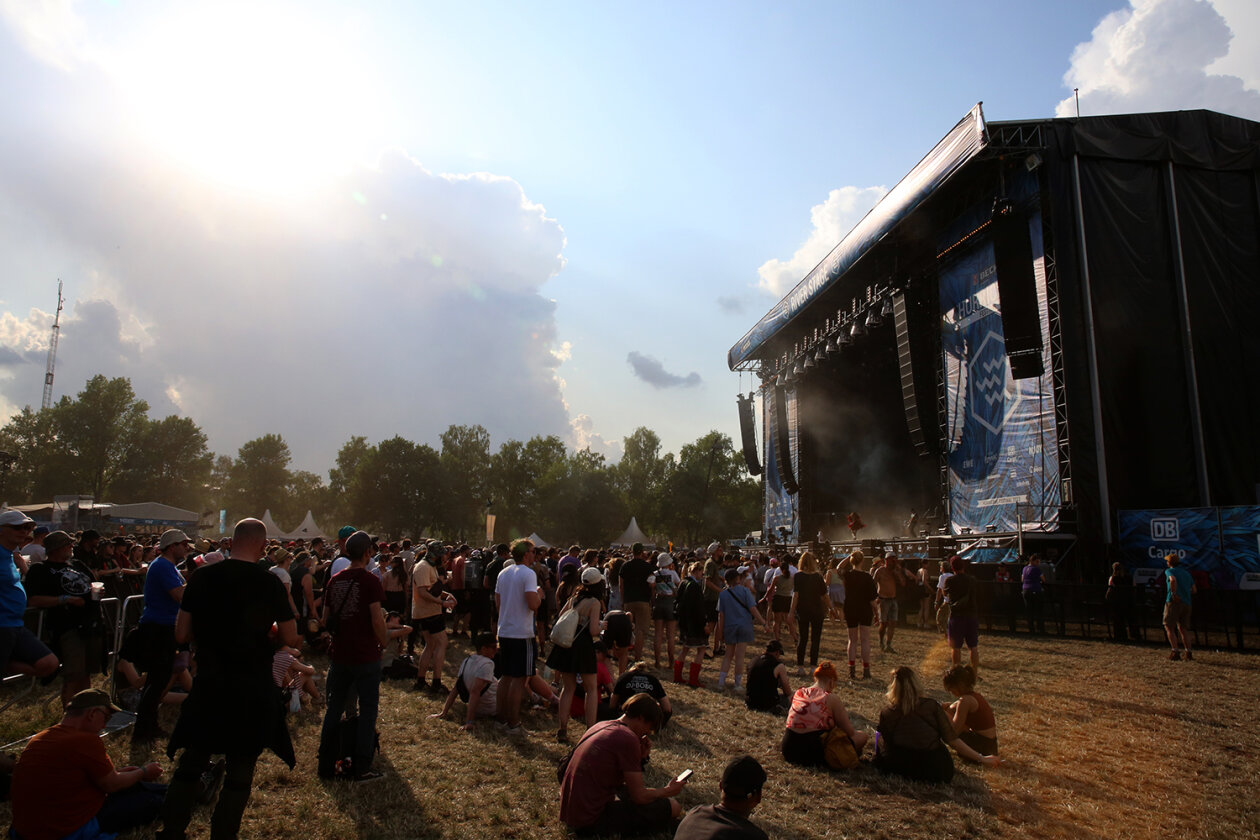 Willkommene Auszeit: 78.000 Fans feiern auf dem Eichenring. – Hurricane-Atmo.