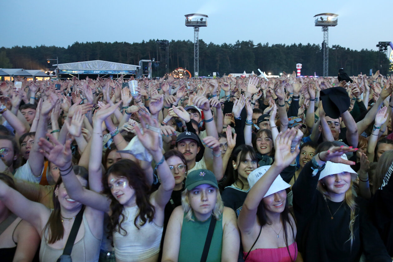 Willkommene Auszeit: 78.000 Fans feiern auf dem Eichenring. – Hurricane-Fans.