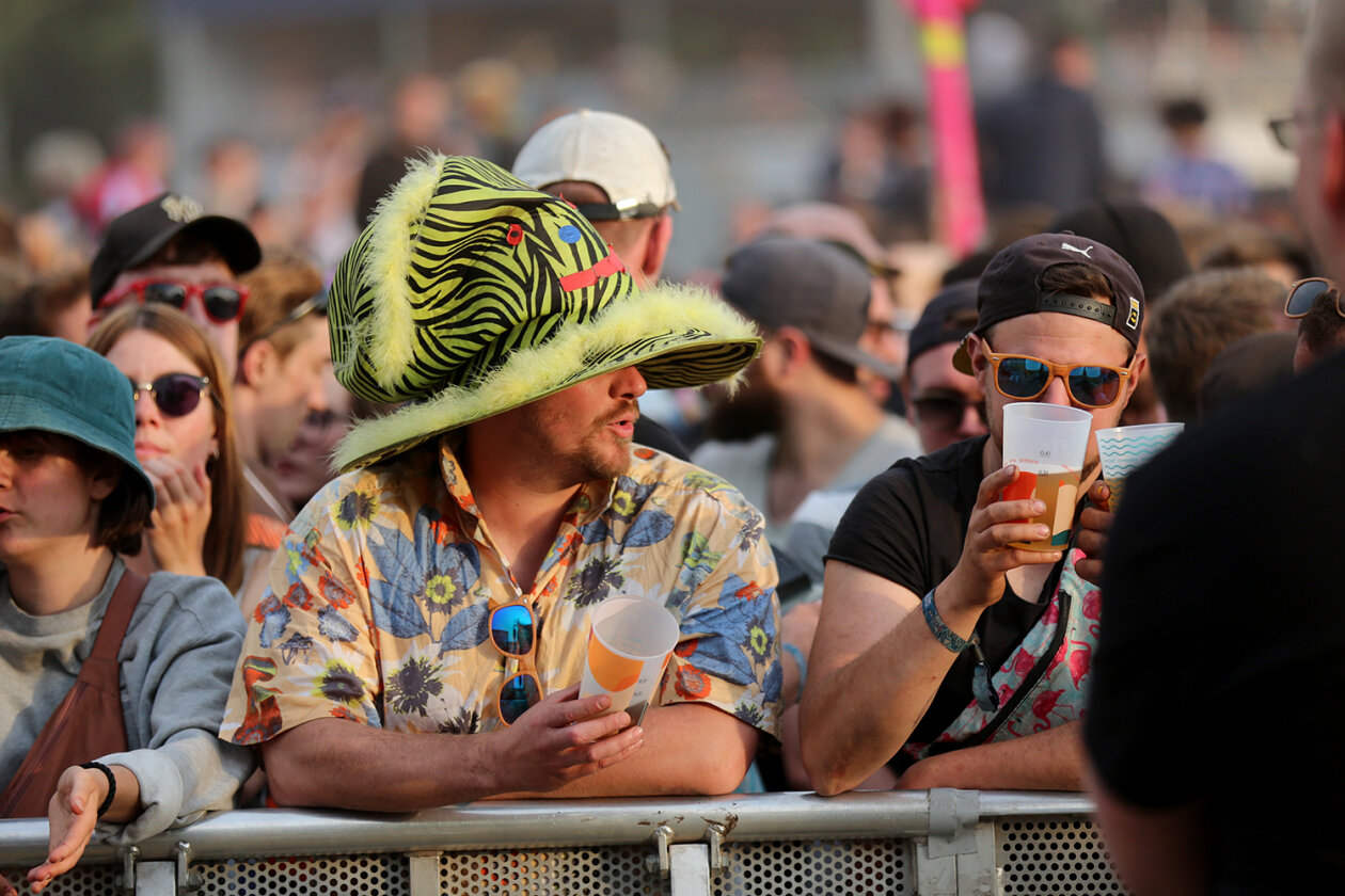 Willkommene Auszeit: 78.000 Fans feiern auf dem Eichenring. – In froher Erwartung.