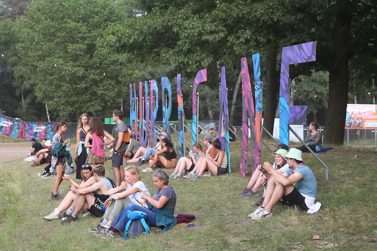 Willkommene Auszeit: 78.000 Fans feiern auf dem Eichenring. – Jetzt mal relaxen.