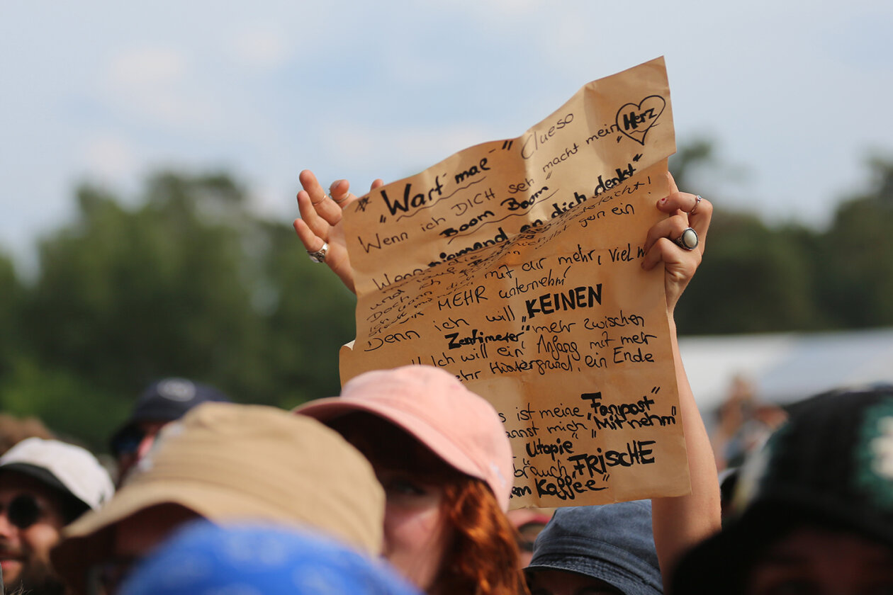 Willkommene Auszeit: 78.000 Fans feiern auf dem Eichenring. – Liebesbrief.