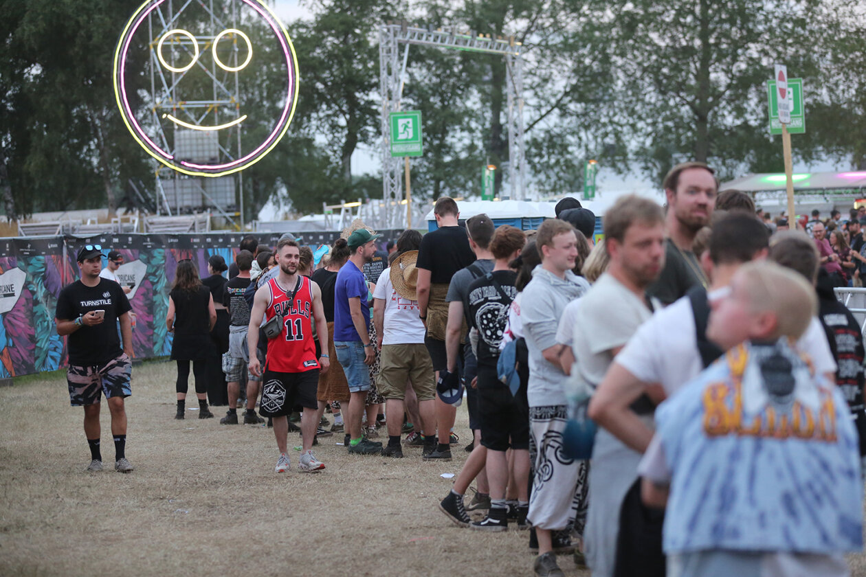 Willkommene Auszeit: 78.000 Fans feiern auf dem Eichenring. – Was sein muss, muss sein. 