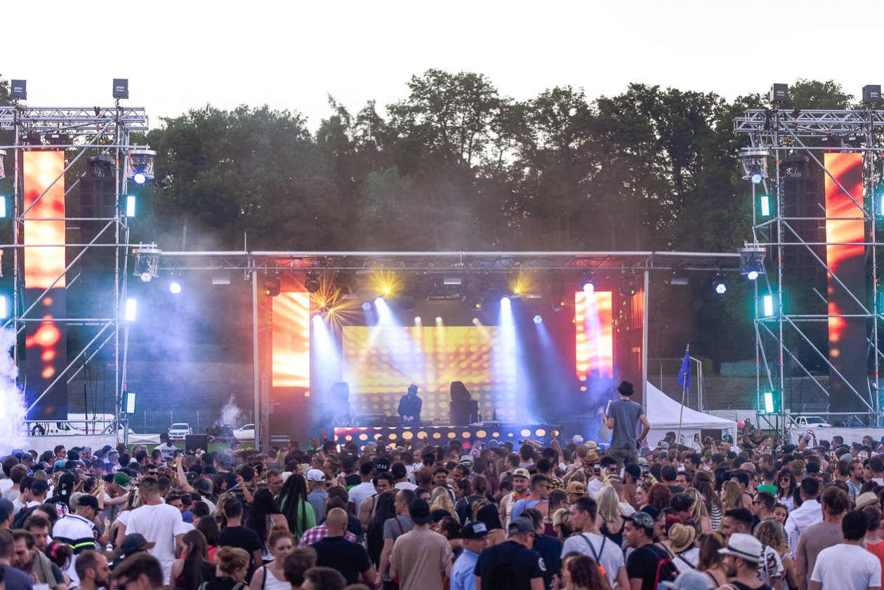 Claptone, Stephan Bodzin, Markus Kavka u.a. bei bestem Open Air-Wetter am schwäbischen Meer. – Claptone.