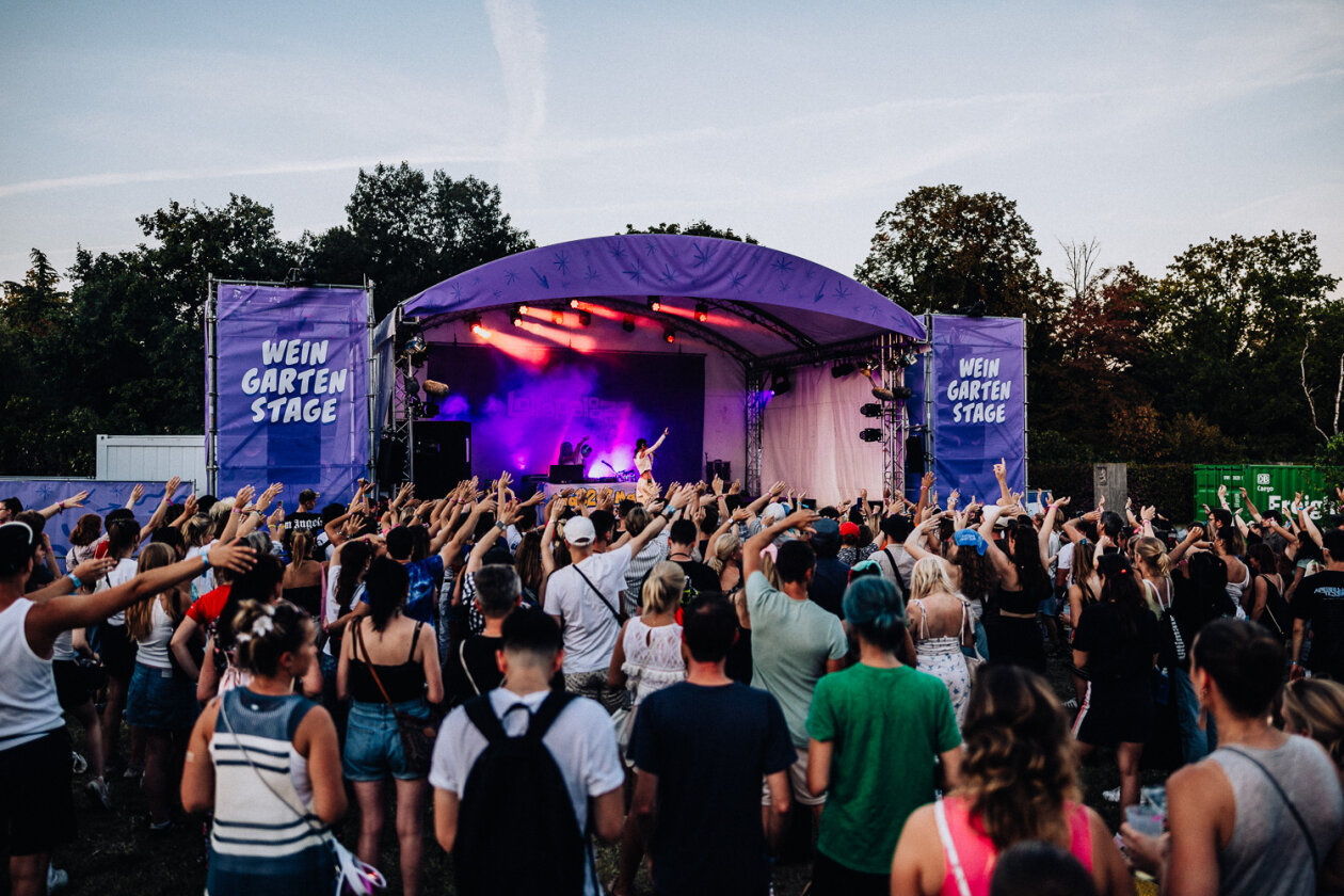 Mumford &amp; Sons, David Guetta, Imagine Dragons, Macklemore u.v.a. auf dem Berliner Olympiagelände. – Auch auf der kleinen Bühne ist Stimmung.