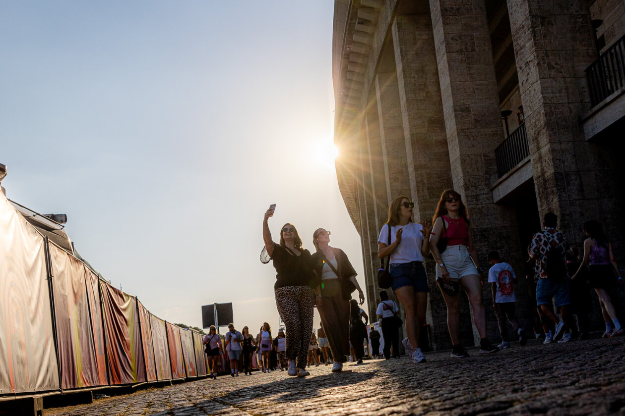 Der Sommer gibt dem feierwütigen Publikum noch mal alles. – Ein Selfie in der Abendsonne.