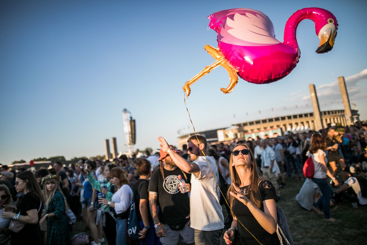 Casper, SXTN, Kraftwerk, Liam Gallagher, K.I.Z., David Guetta, The Weeknd etc. live im Berliner Olympiapark. – Do the Flamingo!