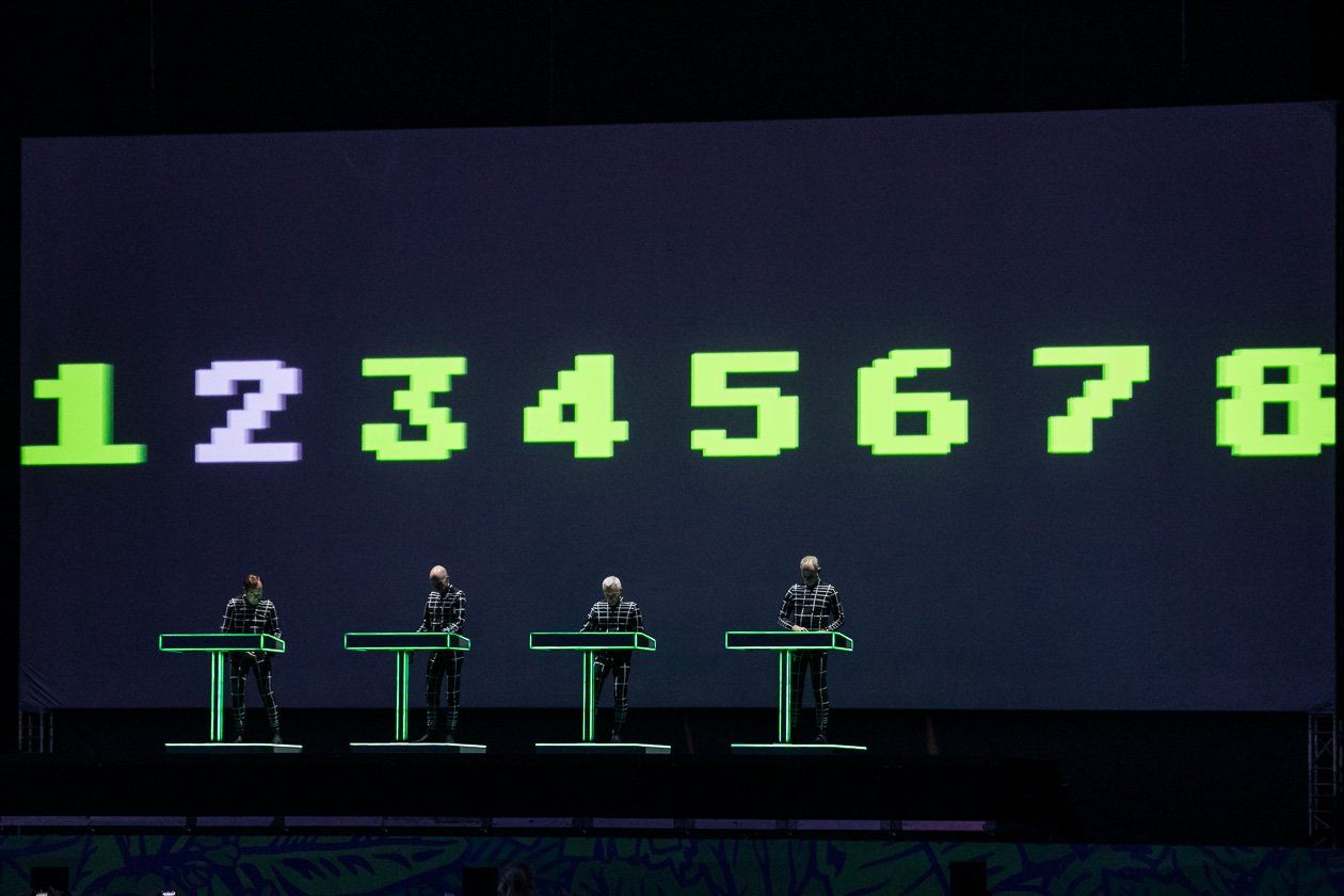 Casper, SXTN, Kraftwerk, Liam Gallagher, K.I.Z., David Guetta, The Weeknd etc. live im Berliner Olympiapark. – Mathematik zur Peaktime: The one and only Kraftwerk.