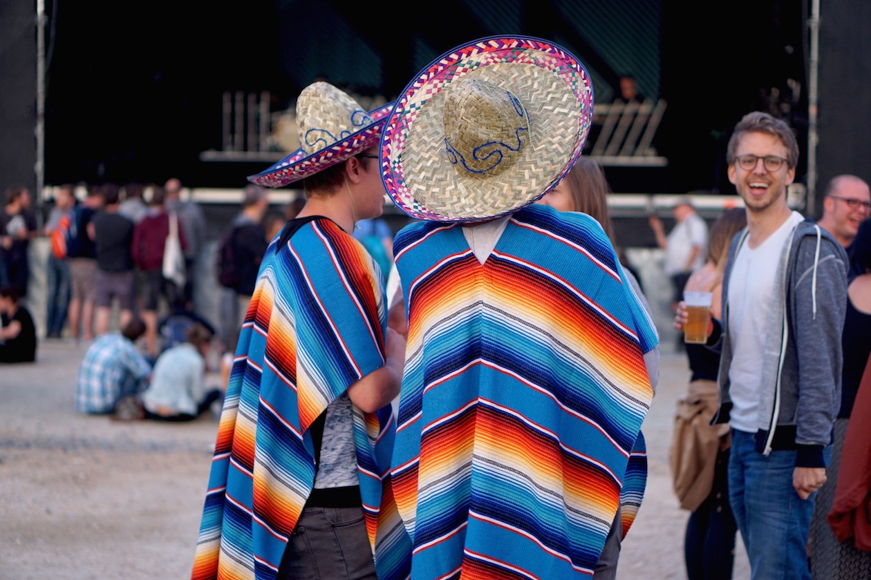 Alle Fotos zum kleinen aber feinen Festivalhighlight im Südenwesten. – Auf dem Maifeld in der Minderheit: verkleidete Menschen. 