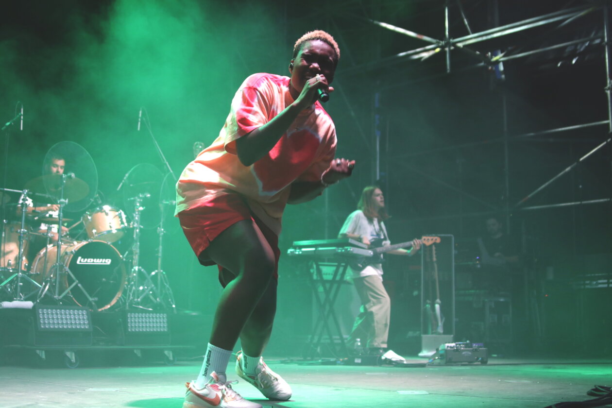 Endlich wieder Festival, endlich wieder Maifeld Derby. Und die Sonne brennt aufs Maimarkt-Gelände. – Can ya feel me, Mannheim? Arlo Parks.