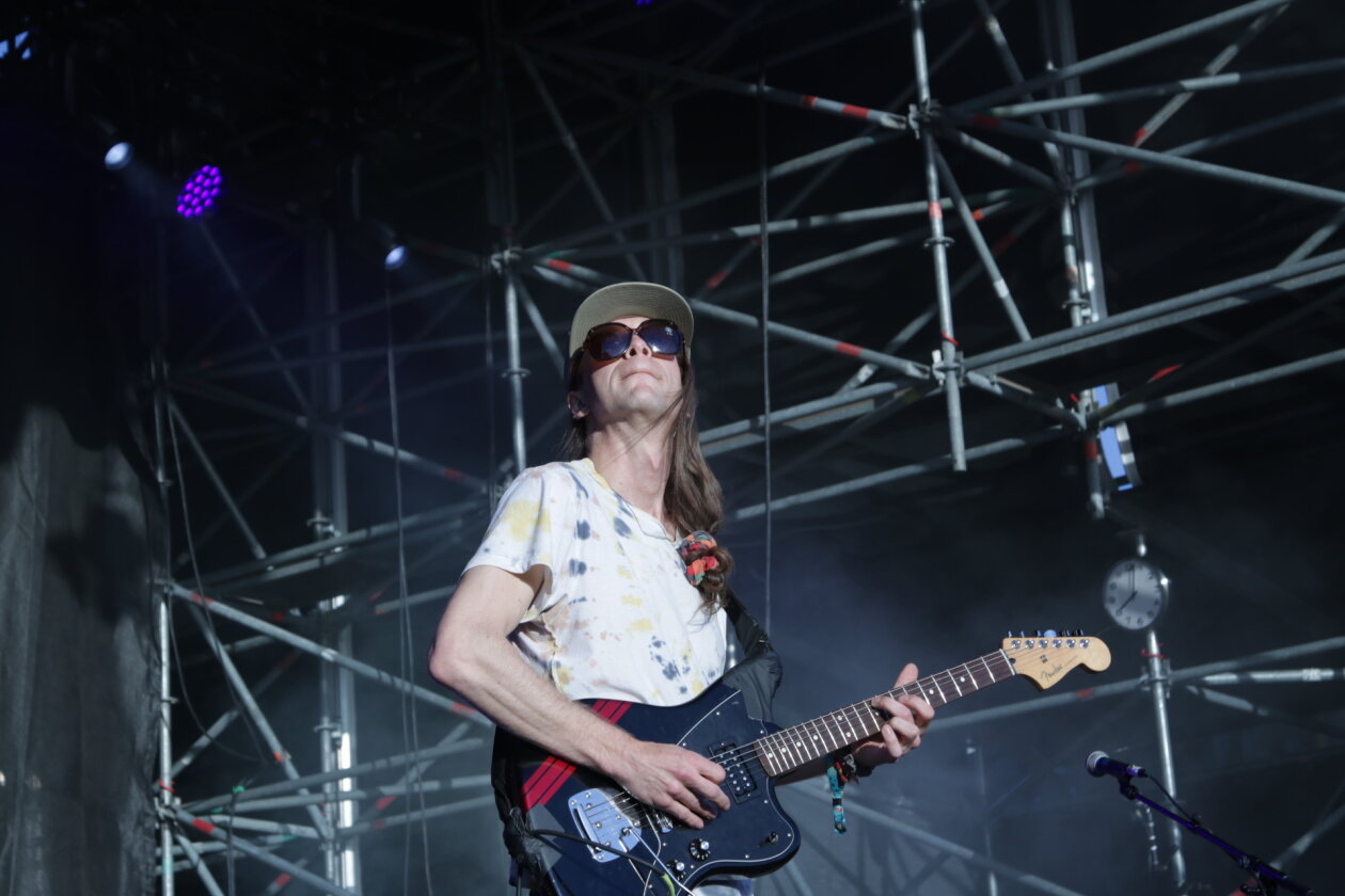 Endlich wieder Festival, endlich wieder Maifeld Derby. Und die Sonne brennt aufs Maimarkt-Gelände. – DIIV.