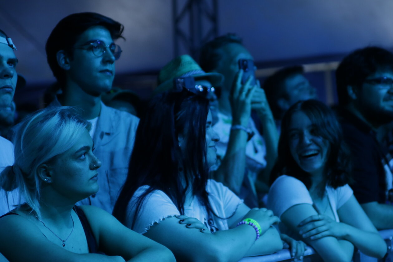 Endlich wieder Festival, endlich wieder Maifeld Derby. Und die Sonne brennt aufs Maimarkt-Gelände. – Einfach Spaß haben.