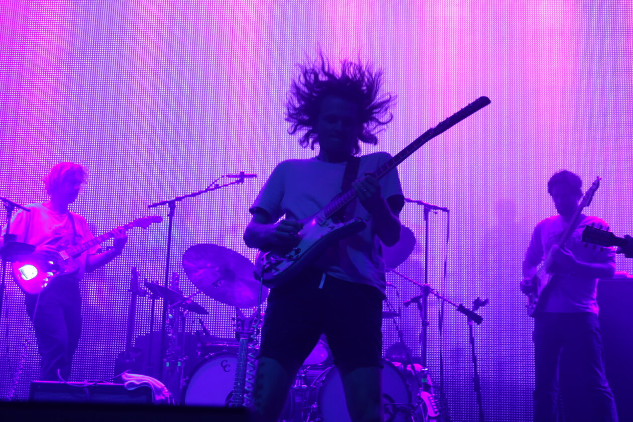 Endlich wieder Festival, endlich wieder Maifeld Derby. Und die Sonne brennt aufs Maimarkt-Gelände. – Elektrisch. King Gizzard & The Lizard Wizard.