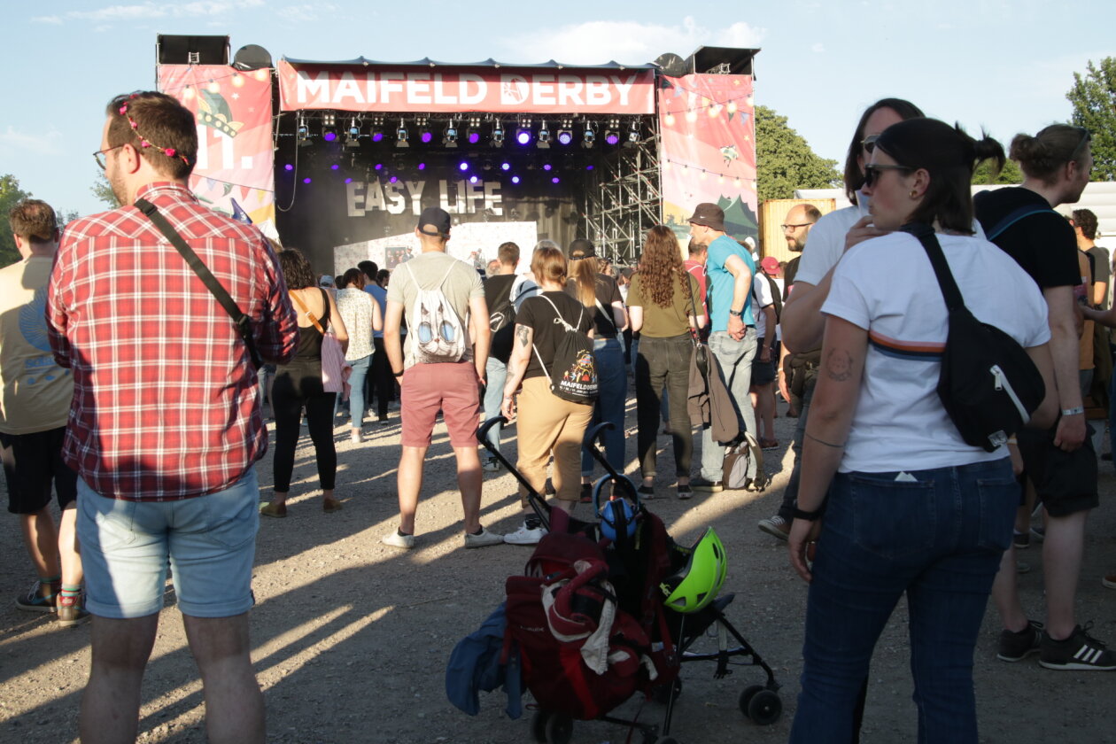 Endlich wieder Festival, endlich wieder Maifeld Derby. Und die Sonne brennt aufs Maimarkt-Gelände. – Endlich wieder: Maifeld!