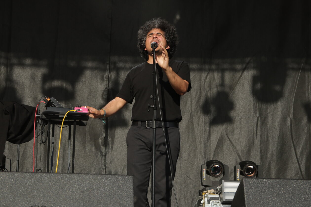 Endlich wieder Festival, endlich wieder Maifeld Derby. Und die Sonne brennt aufs Maimarkt-Gelände. – Helado Negro.