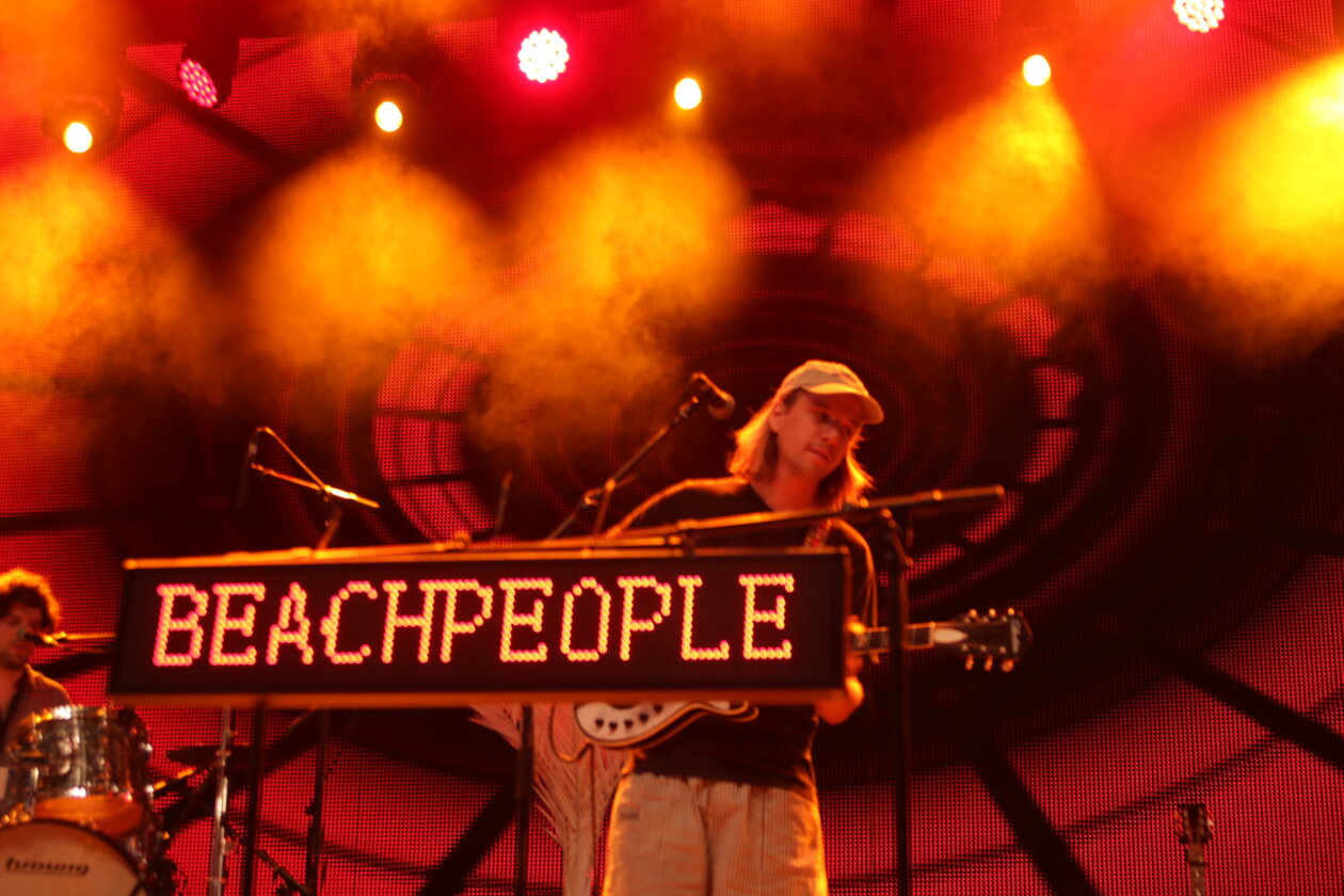 Endlich wieder Festival, endlich wieder Maifeld Derby. Und die Sonne brennt aufs Maimarkt-Gelände. – Hier kommt die Sonne. Beachpeople.