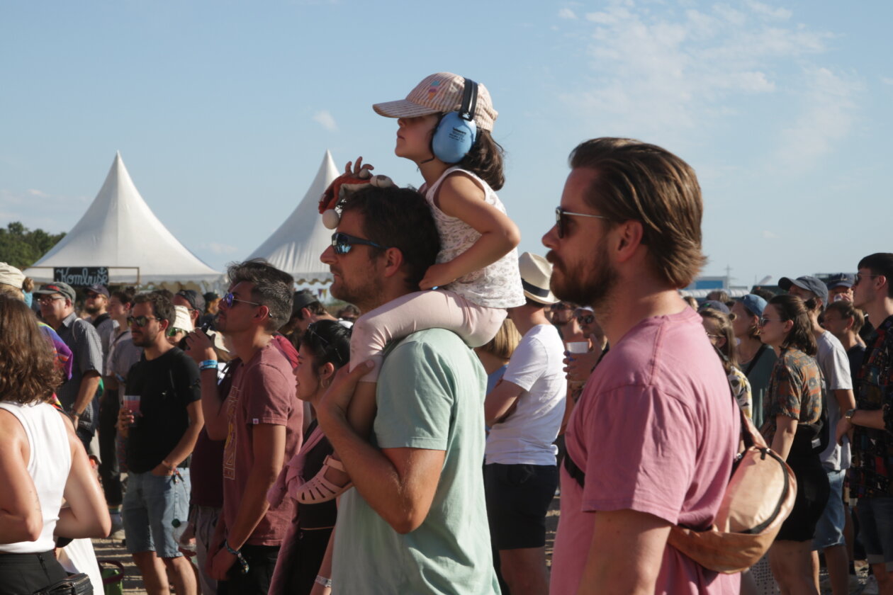 Endlich wieder Festival, endlich wieder Maifeld Derby. Und die Sonne brennt aufs Maimarkt-Gelände. – Maifeld is for the children.