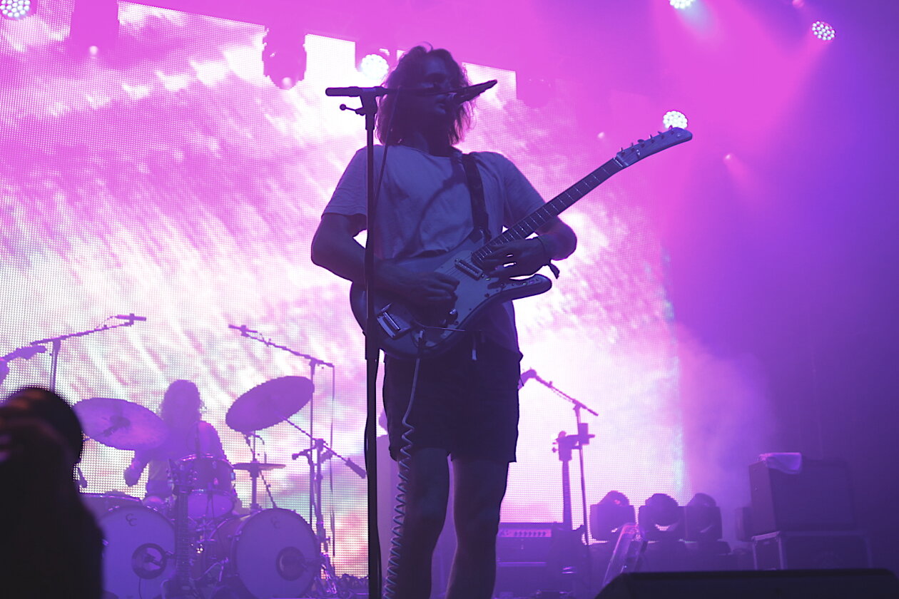 Endlich wieder Festival, endlich wieder Maifeld Derby. Und die Sonne brennt aufs Maimarkt-Gelände. – King Gizzard & The Lizard Wizard.