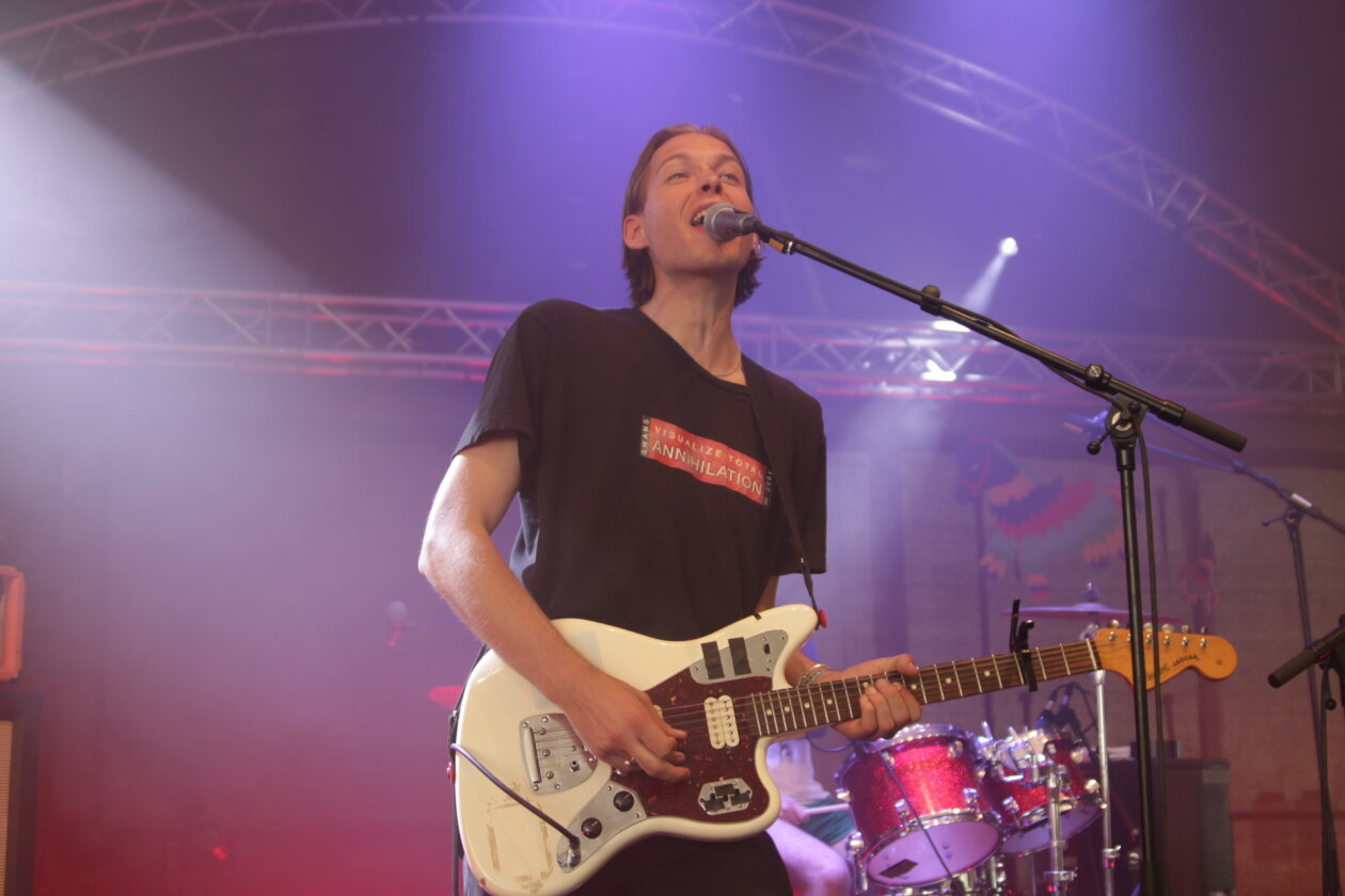 Endlich wieder Festival, endlich wieder Maifeld Derby. Und die Sonne brennt aufs Maimarkt-Gelände. – Max Rieger singt und lacht. Die Nerven.