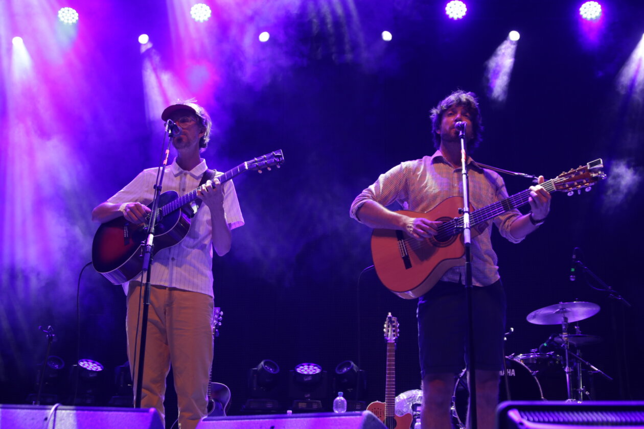 Endlich wieder Festival, endlich wieder Maifeld Derby. Und die Sonne brennt aufs Maimarkt-Gelände. – Und wir die Kings of Convenience. Angenehm.