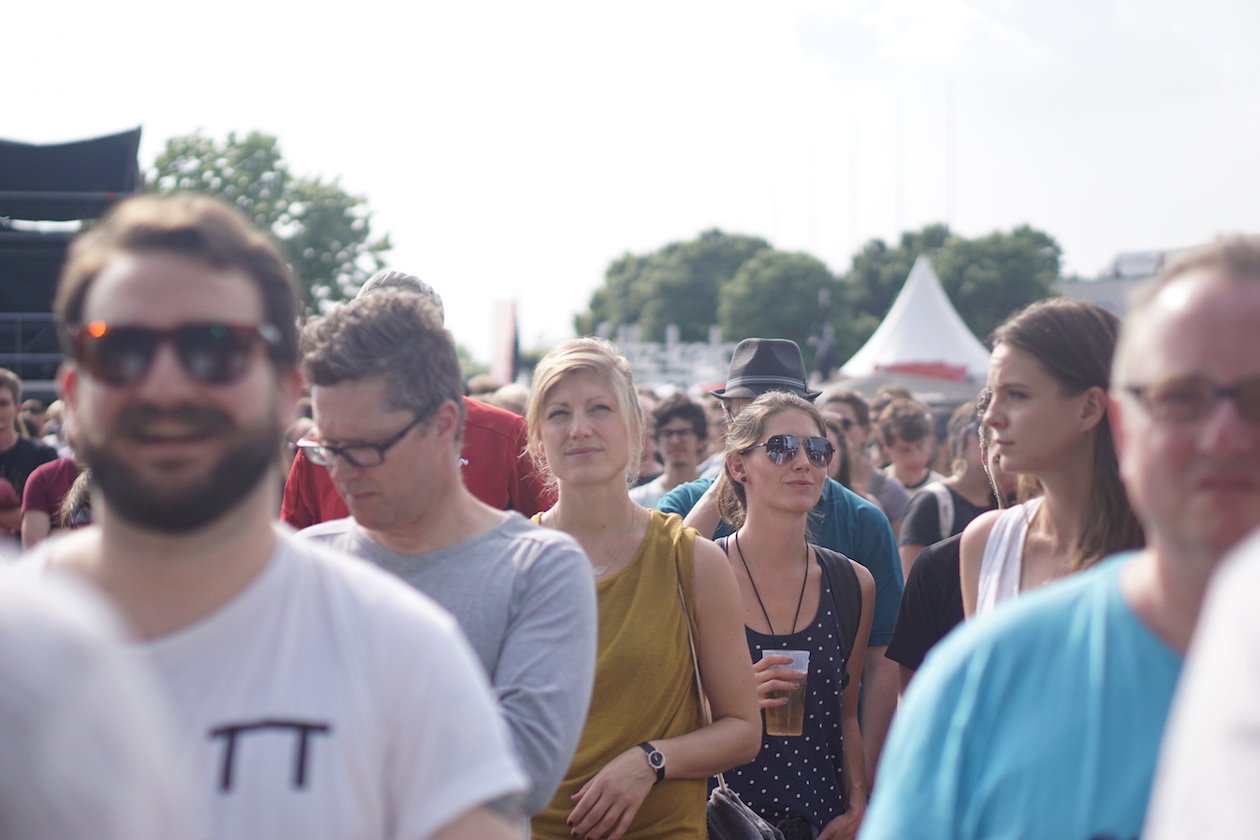 Das familiäre Indie-Festival im Südwesten der Republik. – Frohe Gesichter vor der Fackelbühne bei ...