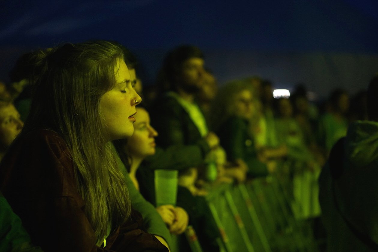 Das familiäre Indie-Festival im Südwesten der Republik. – Vor der Fackelbühne: Augen zu für ...