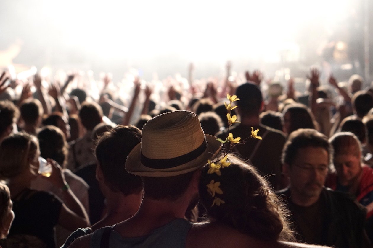 Gut 15.000 Besucher kamen zur achten Festivalauflage auf das Mannheimer Maimarktgelände. – Bei den Wombats auf der Fackelbühne. 