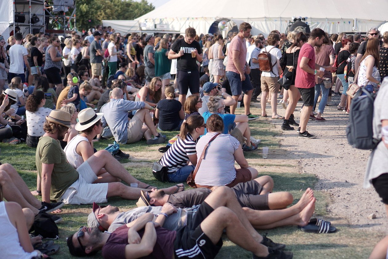 Gut 15.000 Besucher kamen zur achten Festivalauflage auf das Mannheimer Maimarktgelände. – Die Neuerung 2018: Rollrasen vor der Fackelbühne. 