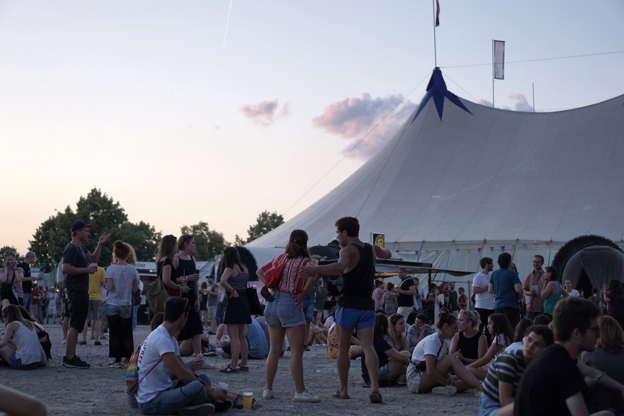 Gut 15.000 Besucher kamen zur achten Festivalauflage auf das Mannheimer Maimarktgelände. – Nicht wolkenlos, aber regenfrei: das Maifeld Derby 2018. 