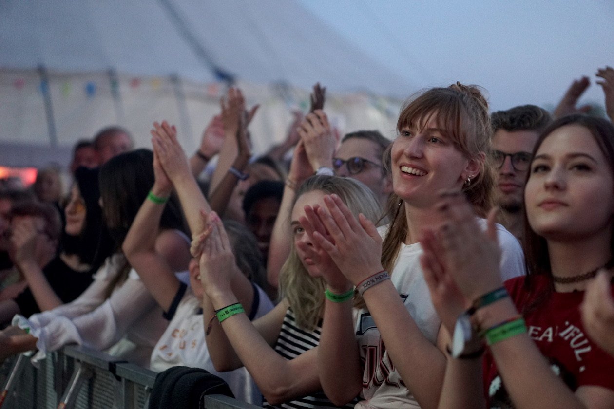 Gut 15.000 Besucher kamen zur achten Festivalauflage auf das Mannheimer Maimarktgelände. – Wombats-Fans. 