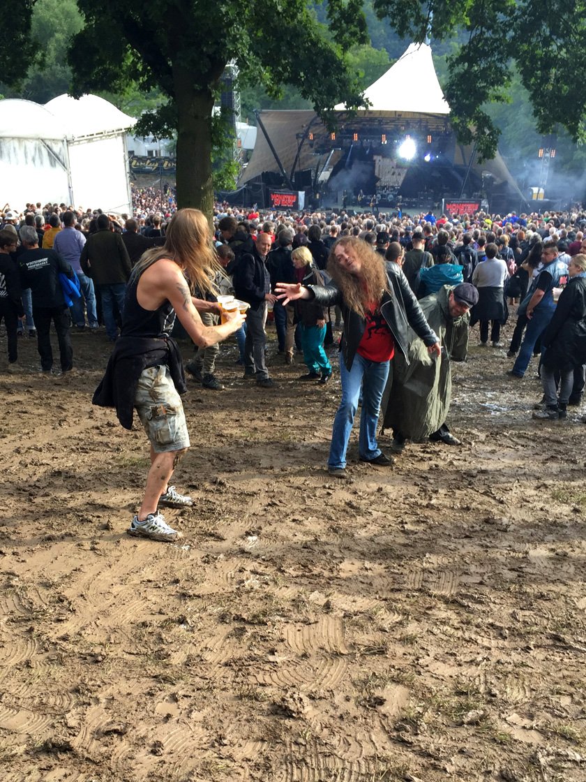 Das Comeback des legendären Hard'n'Heavy-Festivals auf der Loreley. – ... auch wenn Bier holen aufgrund des matschig abschüssigen Bodens durchaus eine Herausforderung war.