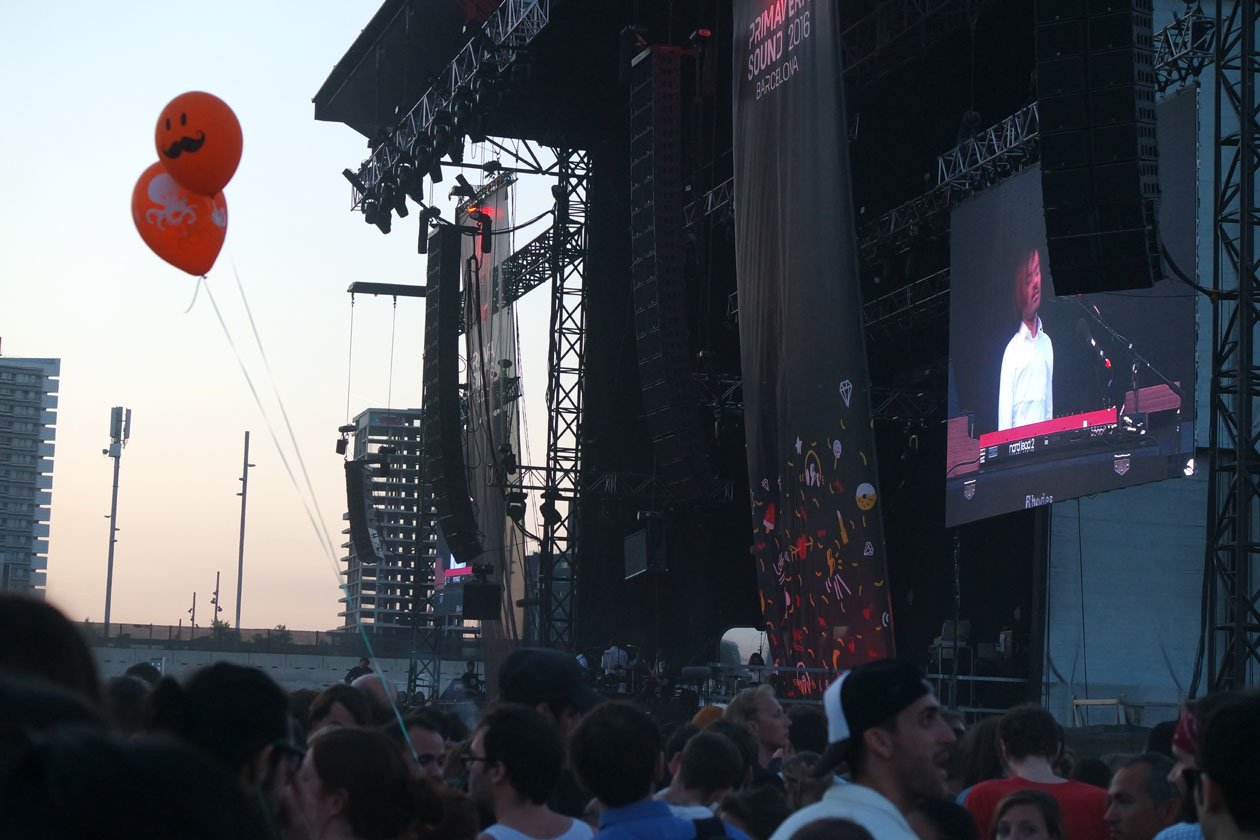 Aktuelle Fotos vom Festival in Barcelona – Blick von der Bühnenseite auf Air.