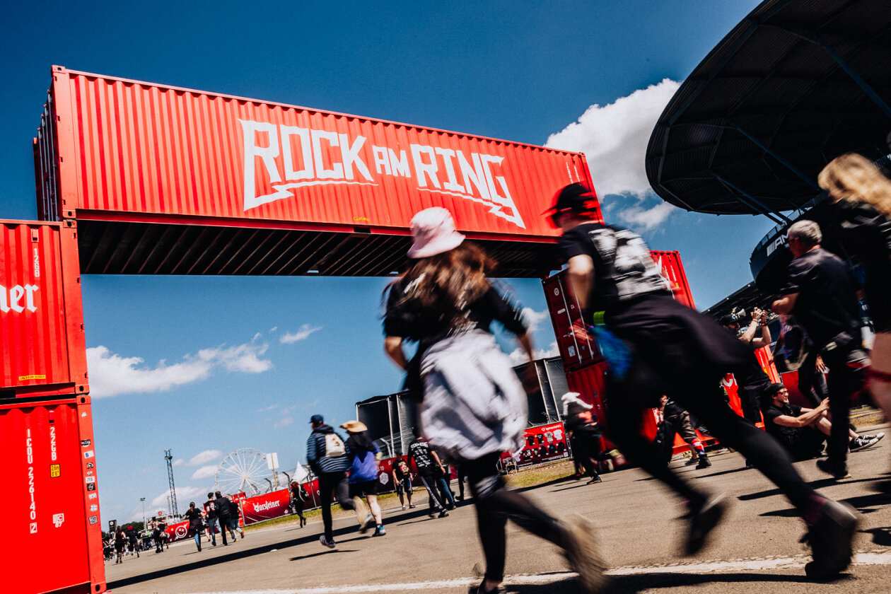 Rock am Ring läuft: Die Ärzte, Queens Of The Stone Age, Green Day, Kerry King u.v.a. schlagen auf. – Aufgehts: Einlass am Samstag.