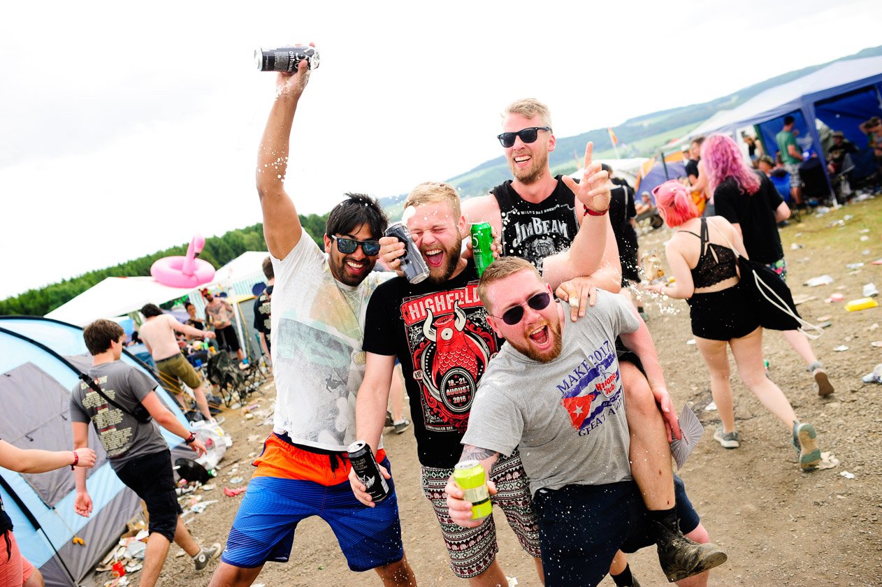 Zurück auf dem Nürburgring: Die Bilder von Deutschlands größtem Festival! – Bierdusche bei Rock am Ring.