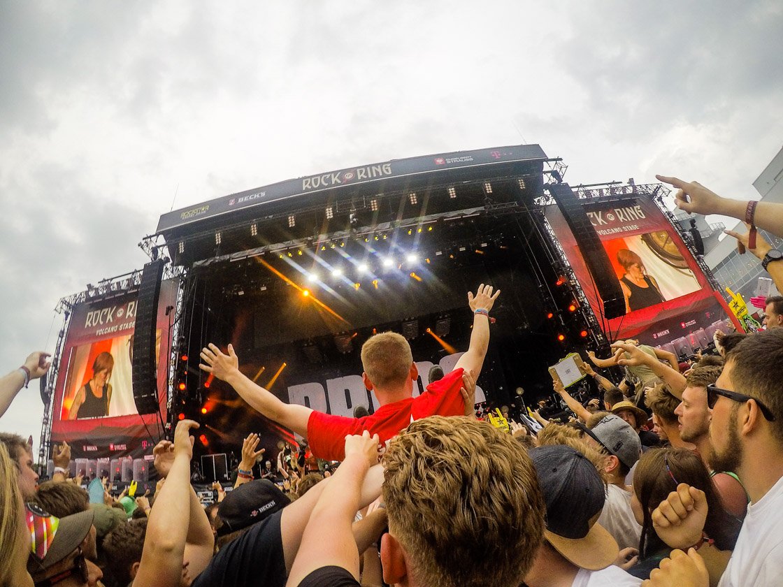 Zurück auf dem Nürburgring: Die Bilder von Deutschlands größtem Festival! – Crowdsurfing