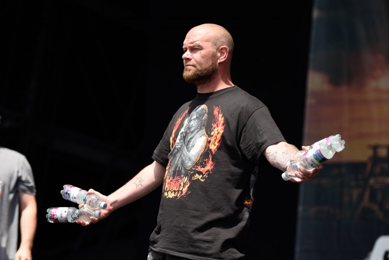 Zurück auf dem Nürburgring: Die Bilder von Deutschlands größtem Festival! – Ivan L. Moody, Sänger von Five Finger Death Punch guckt sich schon mal seine Crowd an.