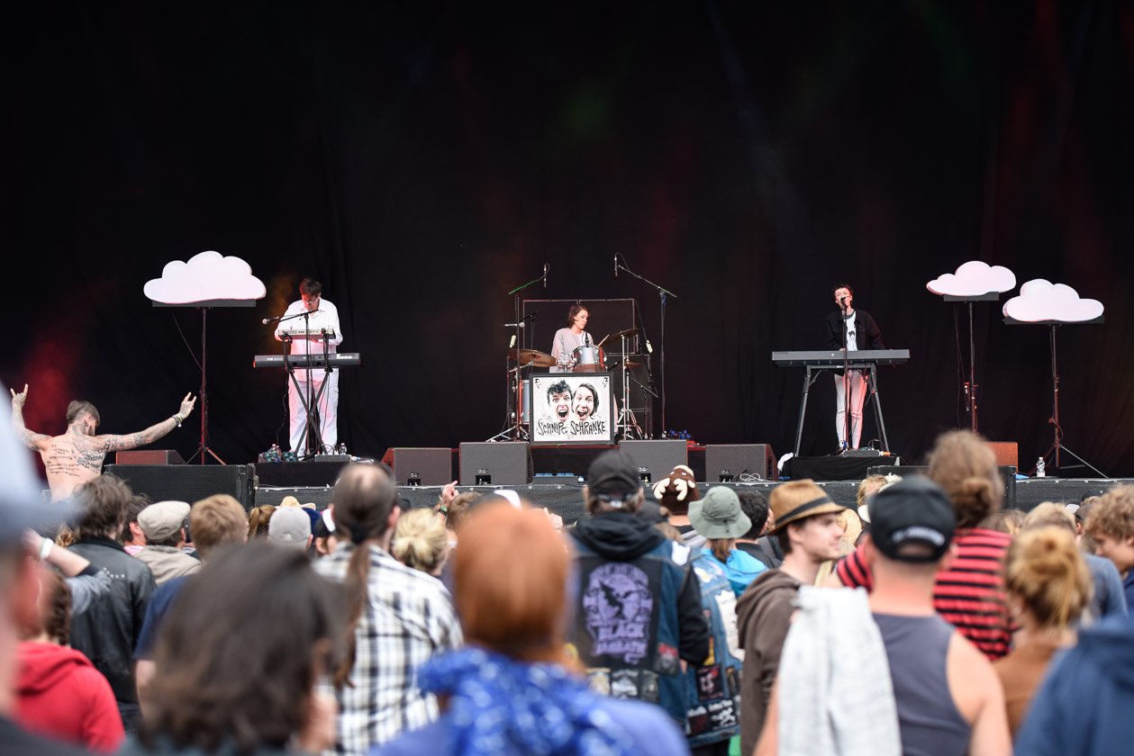 Zurück auf dem Nürburgring: Die Bilder von Deutschlands größtem Festival! – Schnipo Schranke mit sanfteren Tönen bei Rock am Ring.