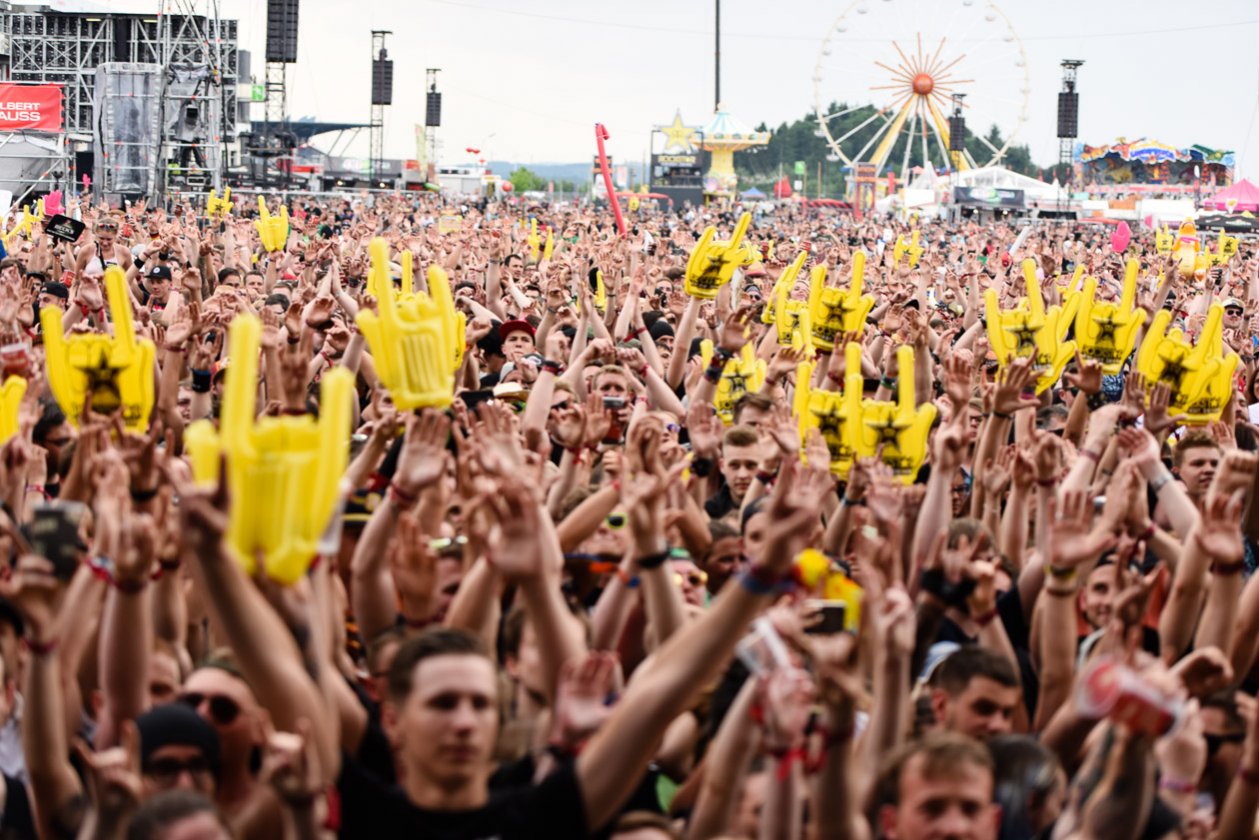 Zurück auf dem Nürburgring: Die Bilder von Deutschlands größtem Festival! – Sondaschule werden frenetisch gefeiert.