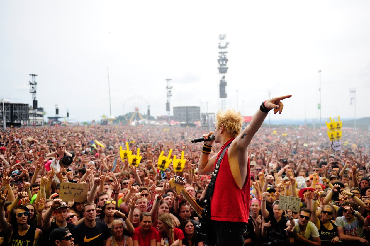 Zurück auf dem Nürburgring: Die Bilder von Deutschlands größtem Festival! – Sum 41 rocken den Nürburgring.